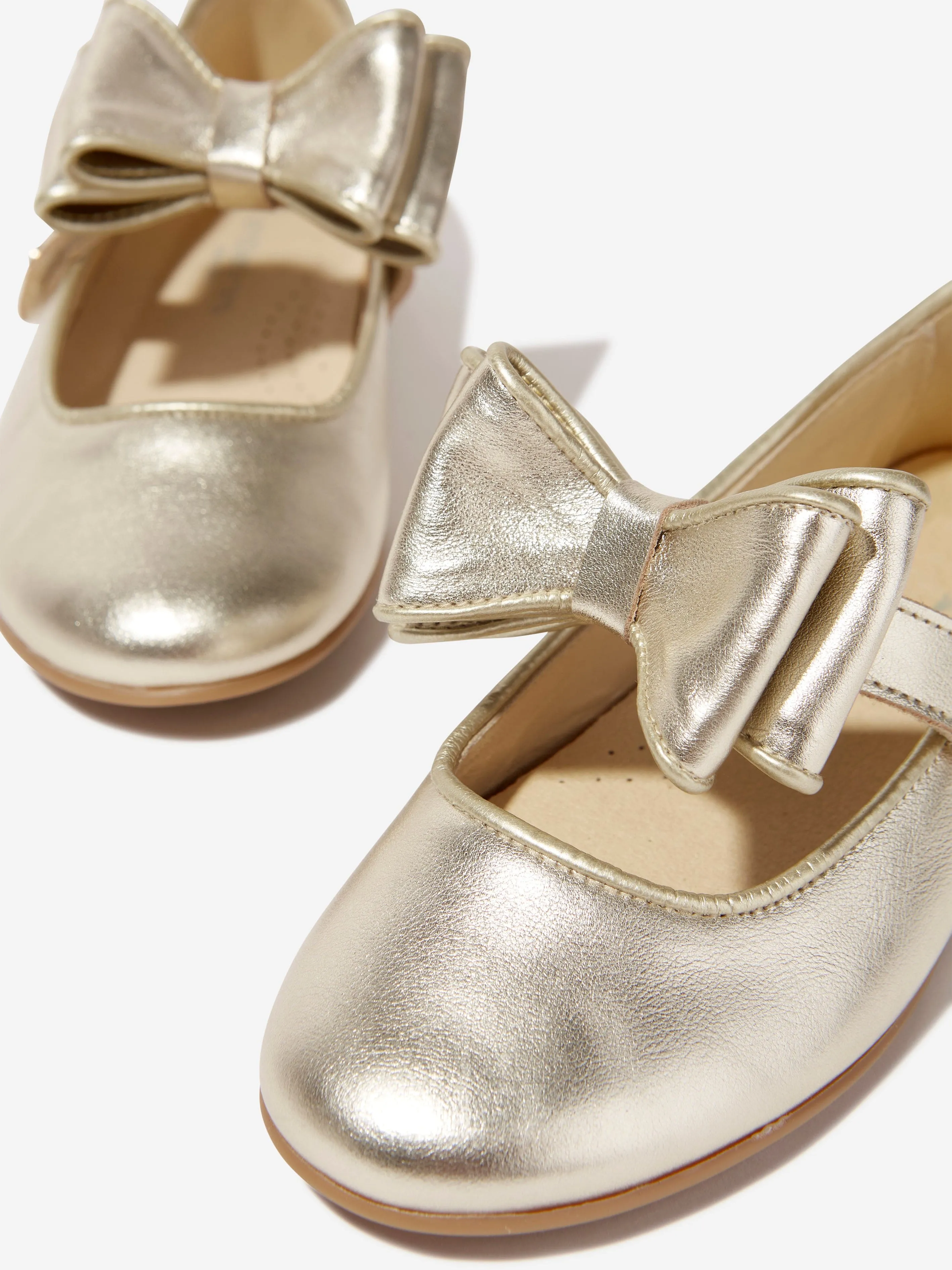 Andanines Girls Pumps With Bow in Gold